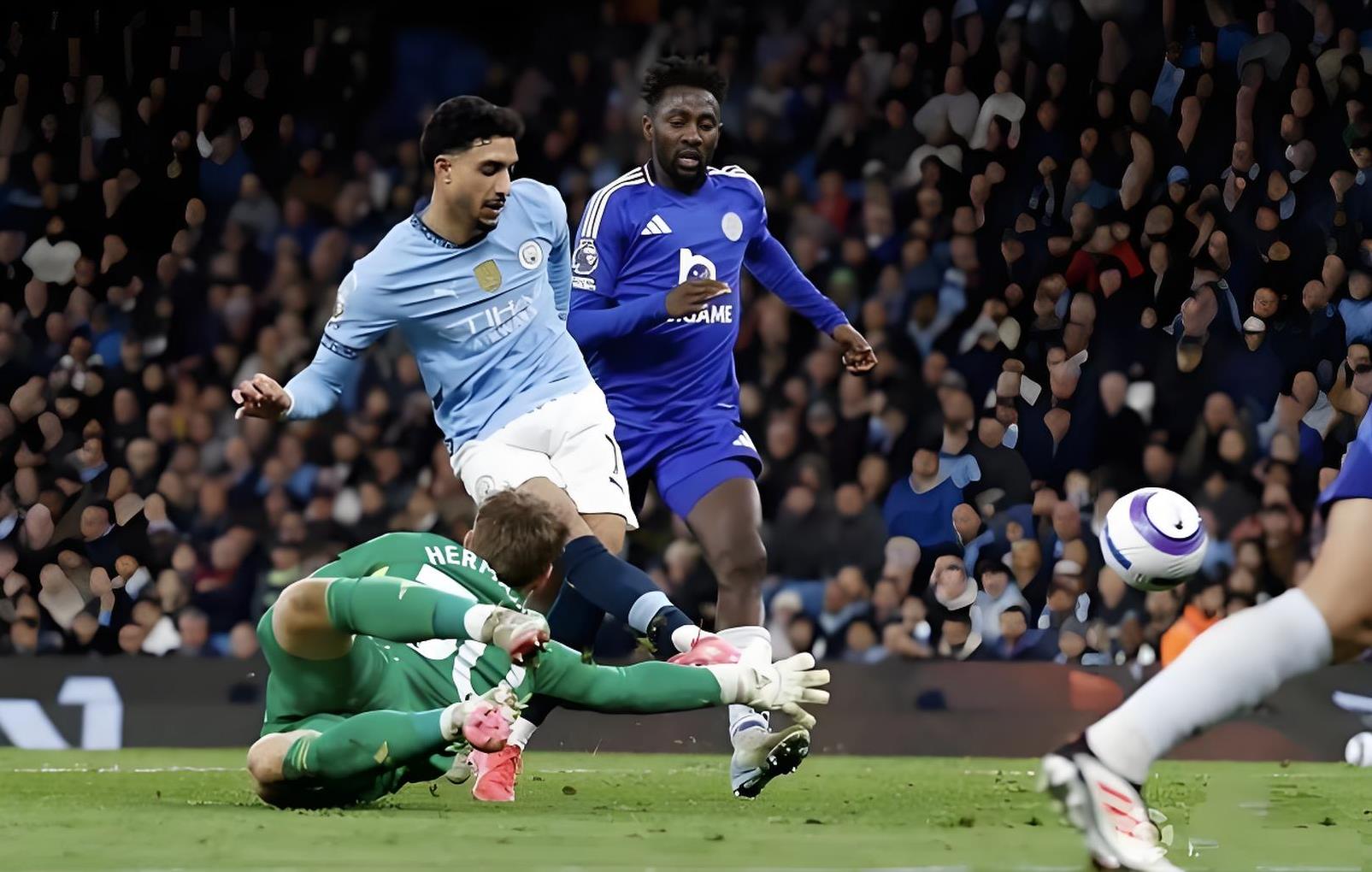 包含足球赛场悬念无限，球队实力逐步显露的词条