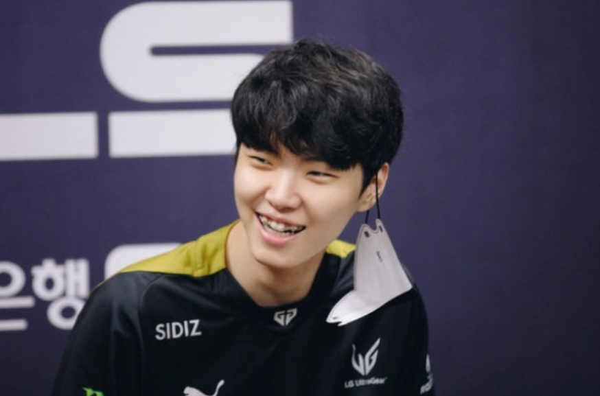 关于HLE翻盘FLY，Chovy线上压制力十足强强对话八强赛，技惊四座的信息