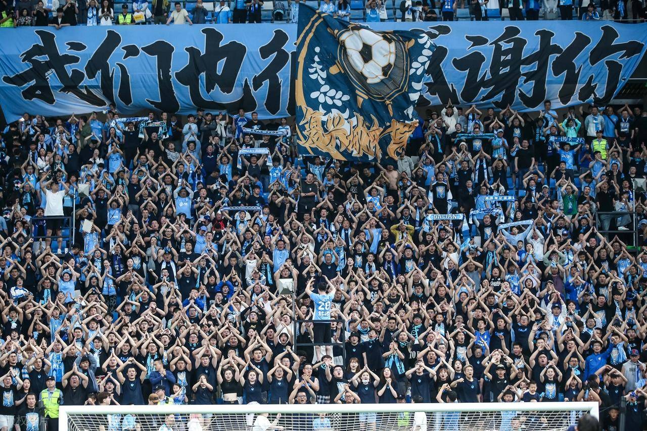 球迷围殴对方球员，俱乐部道歉