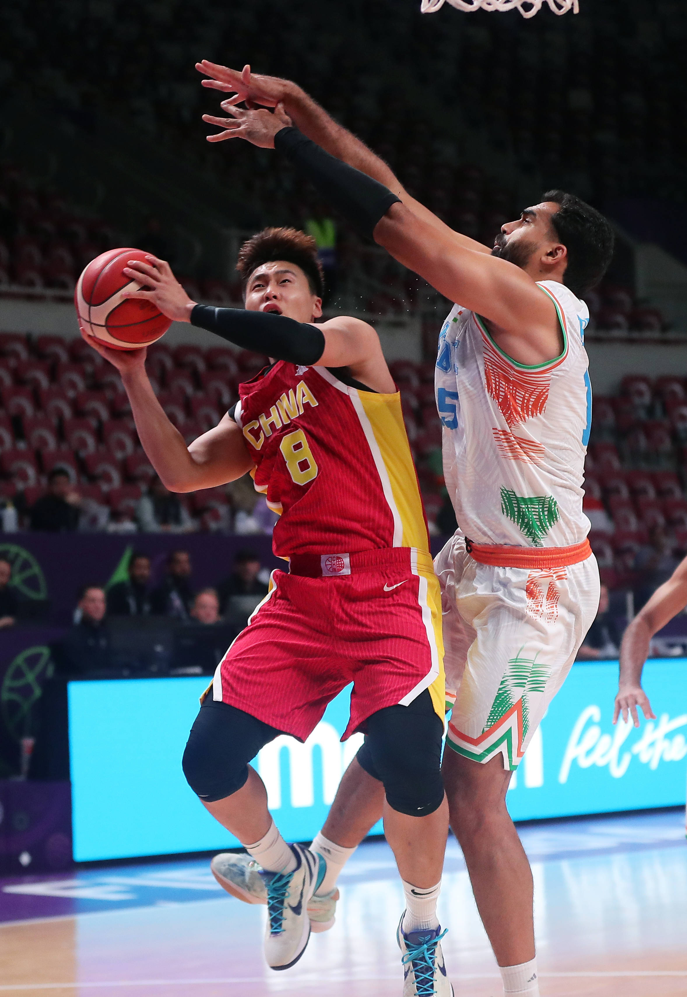 球迷热衷于关注国际篮球比赛