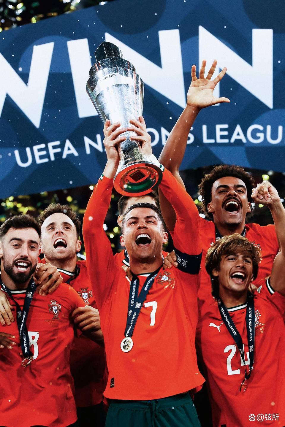 葡萄牙球迷热烈庆祝他们对阵爱沙尼亚的胜利