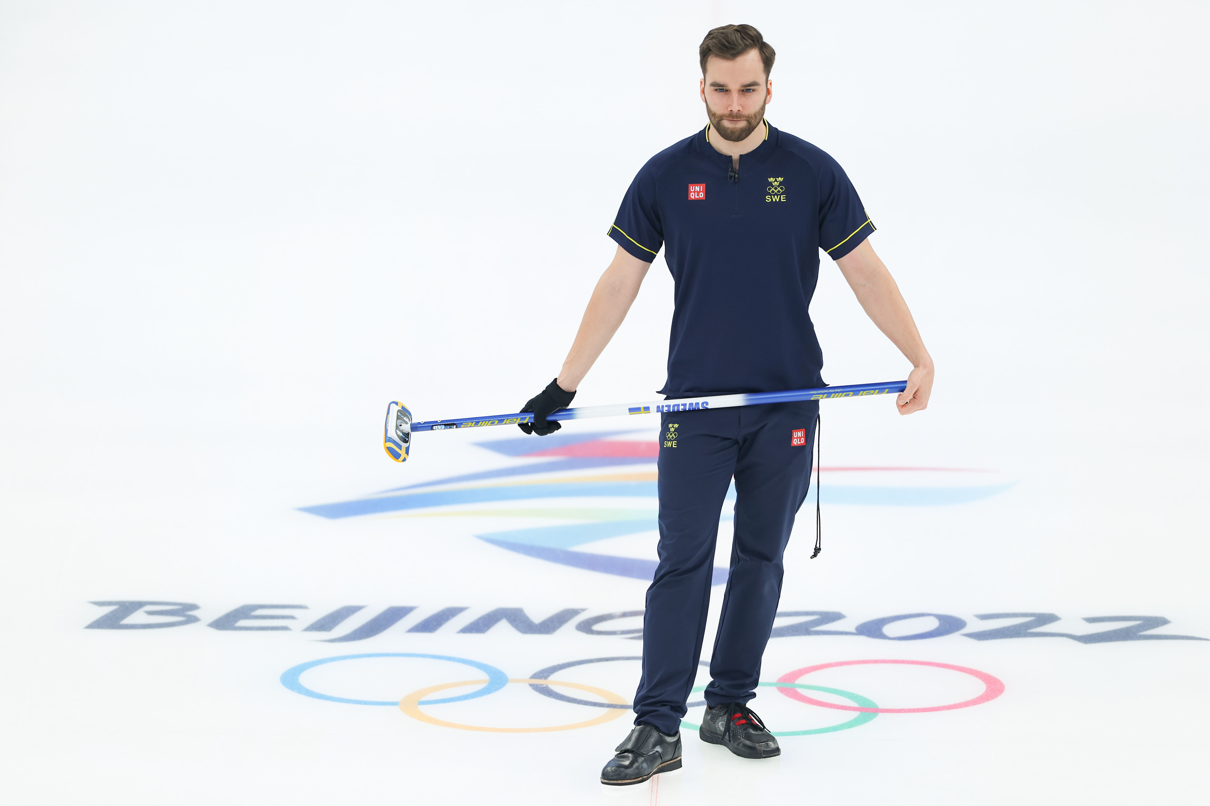 瑞典篮球队在比赛中展现团队精神