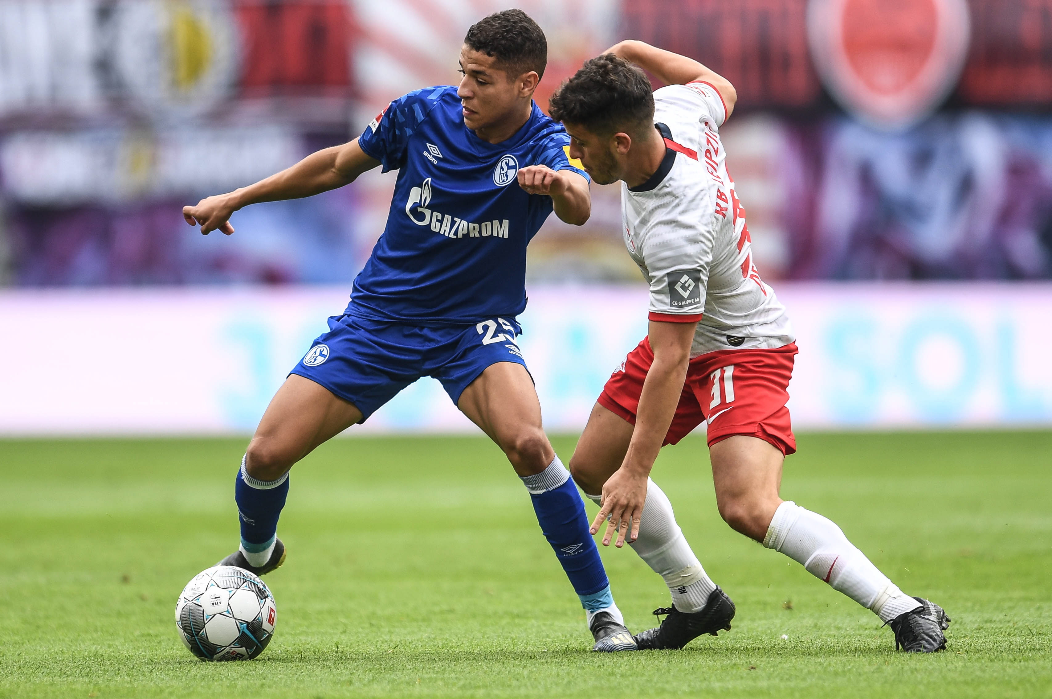 包含沙尔克04球员表现神勇，队内竞争激烈的词条