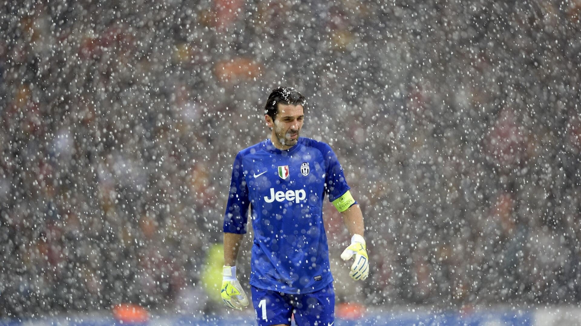 绿茵与硬木,双线战场上的焦点对决