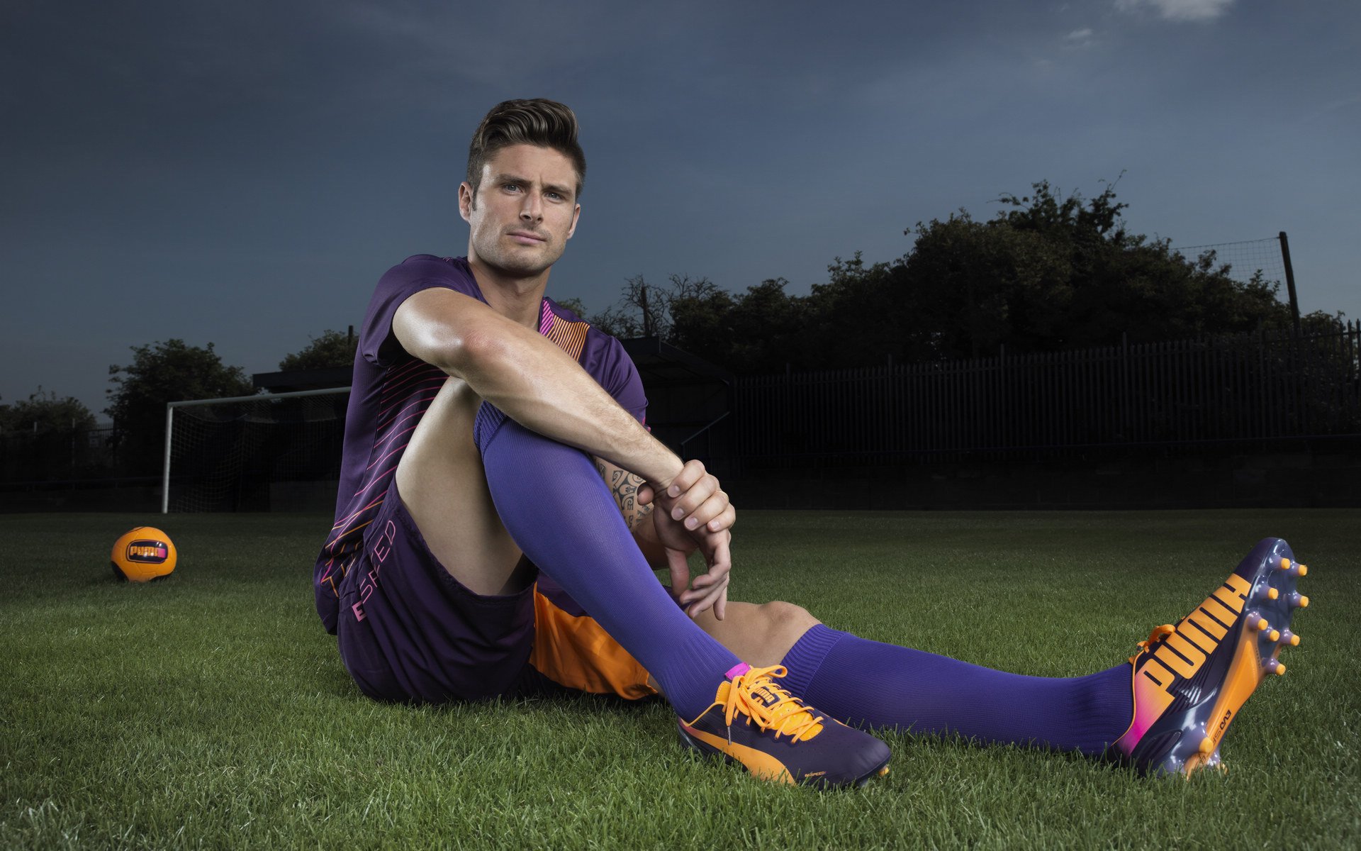 戈麦斯掌控节奏,曼联险胜卡塔尔背后的战术博弈与未来启示